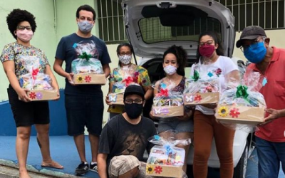 Coletivo leva biblioteca para doceria para manter ação durante a pandemia