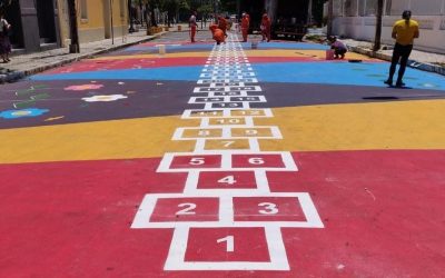 Jogo de amarelinha gigante com 400 quadradinhos é instalado em Fortaleza