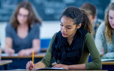 Estudantes podem concorrer a prêmios com redação