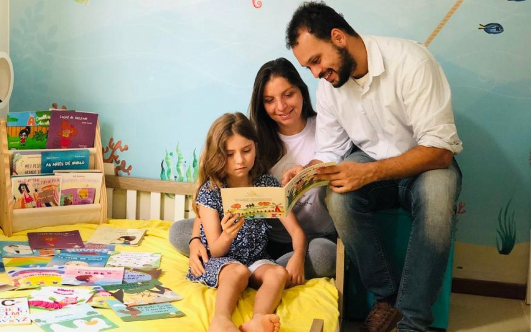 Projeto torna leitura acessível para famílias brasileiras