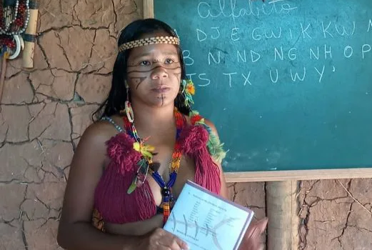 Educadoras criam livro em tupi-guarani para alfabetizar crianças