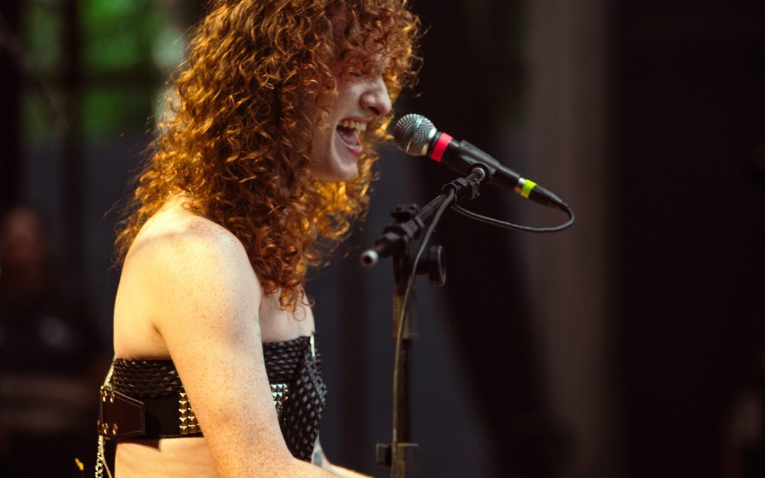 Klüber homenageia Marília Mendonça no Piano